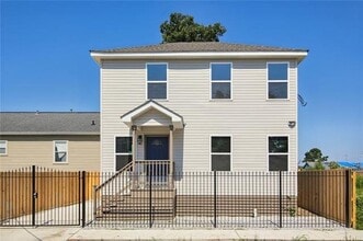Building Photo - 2421 S Roman St