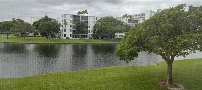 Building Photo - 2108 S Cypress Bend Dr