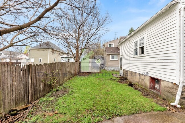 Building Photo - WEST SIDE! 2 Bedroom Single Family Home! JUST LISTED!