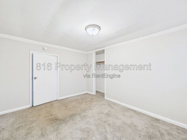 Building Photo - 126 S Village Terrace
