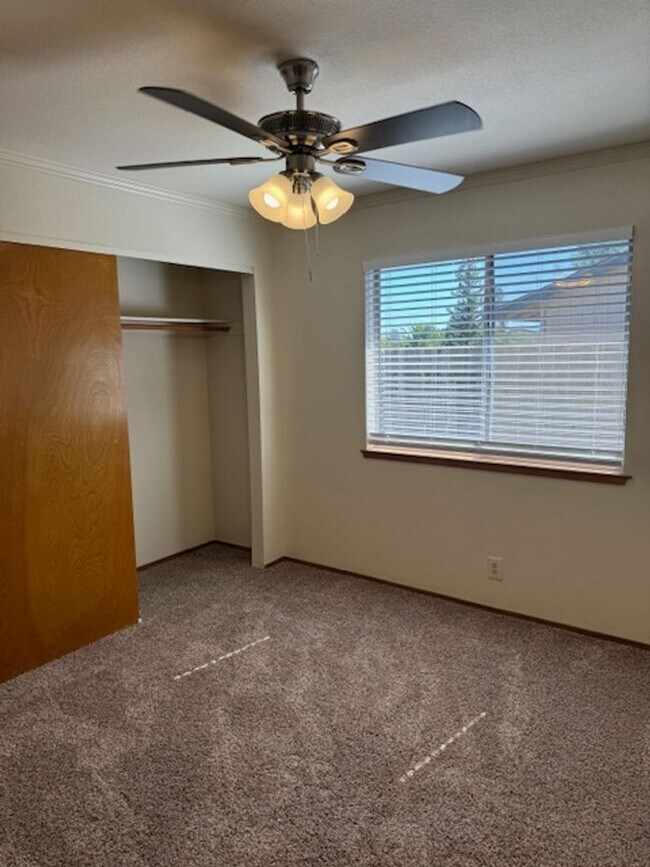 Building Photo - Lake Forest Estates Home Close to Shopping...