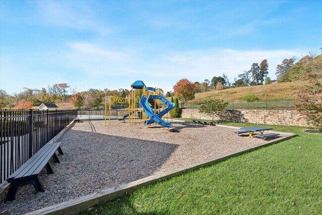 Building Photo - Beautiful 2BR/2.5BA Townhome in Byers Station with Finished Basement & Community Amenities