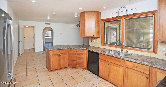 Building Photo - 4741 W Red Wolf Dr
