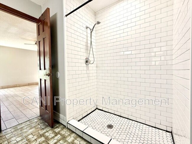 Building Photo - 733 Westchester Dr