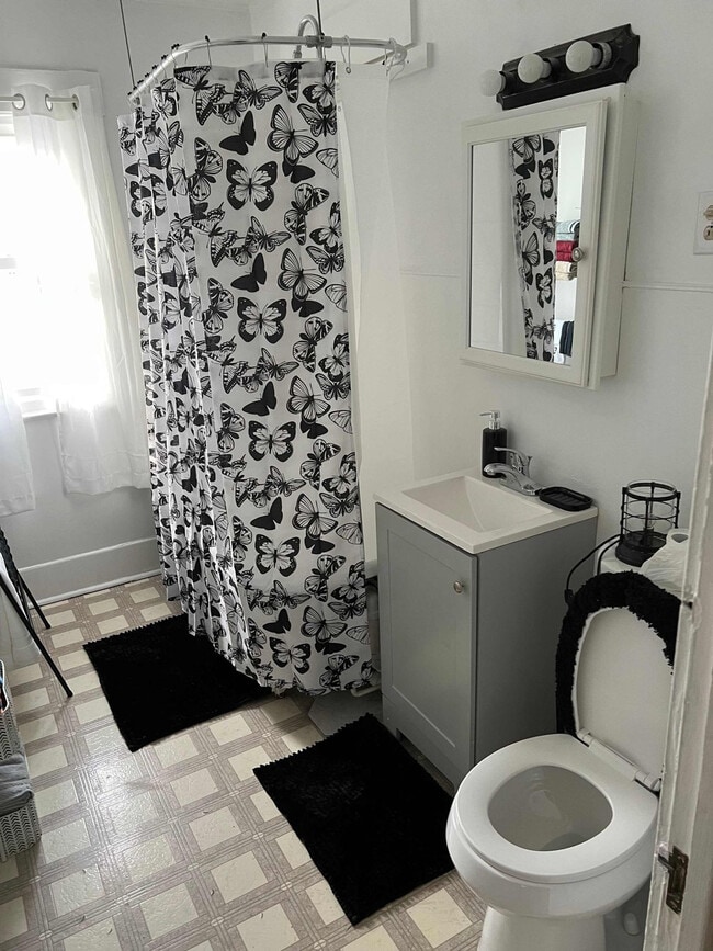 Building Photo - 160 Stafford Ave