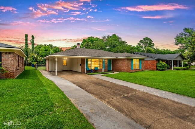 Building Photo - Adorable 3 bed 2 bath in Broadmoor Area!