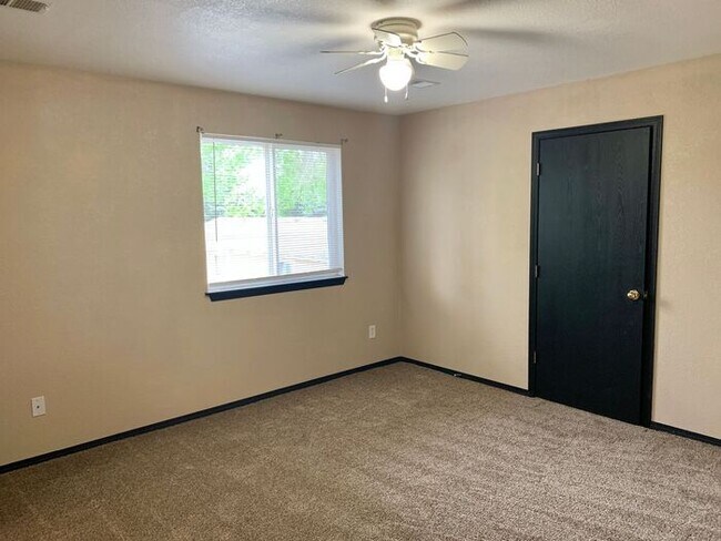 Building Photo - Move-In Special: 2 Weeks Free! Spacious 3 Bed, 1.5 Bath Apartment in Longmont