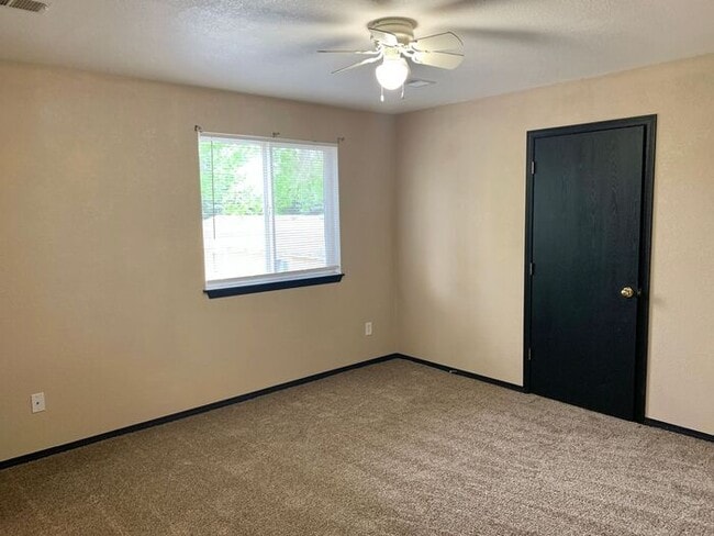 Building Photo - RENOVATED and SPACIOUS 3 bed and 1.5 bath Apartment!!