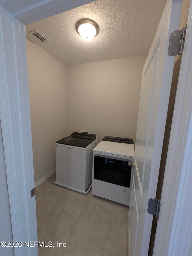 Building Photo - 100 Golden Fern Dr