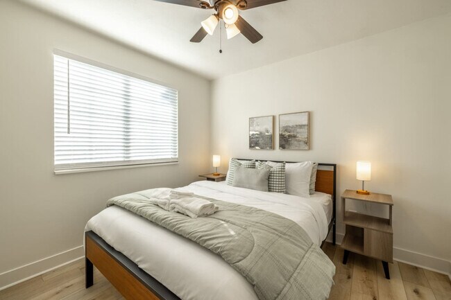 Building Photo - 1157 E Sego Lily Dr