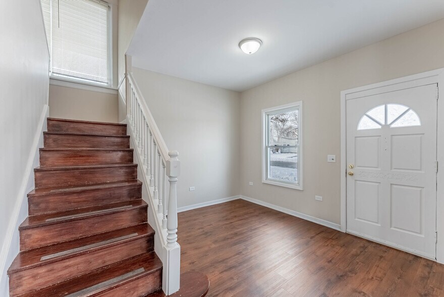 Building Photo - 125 S Main St