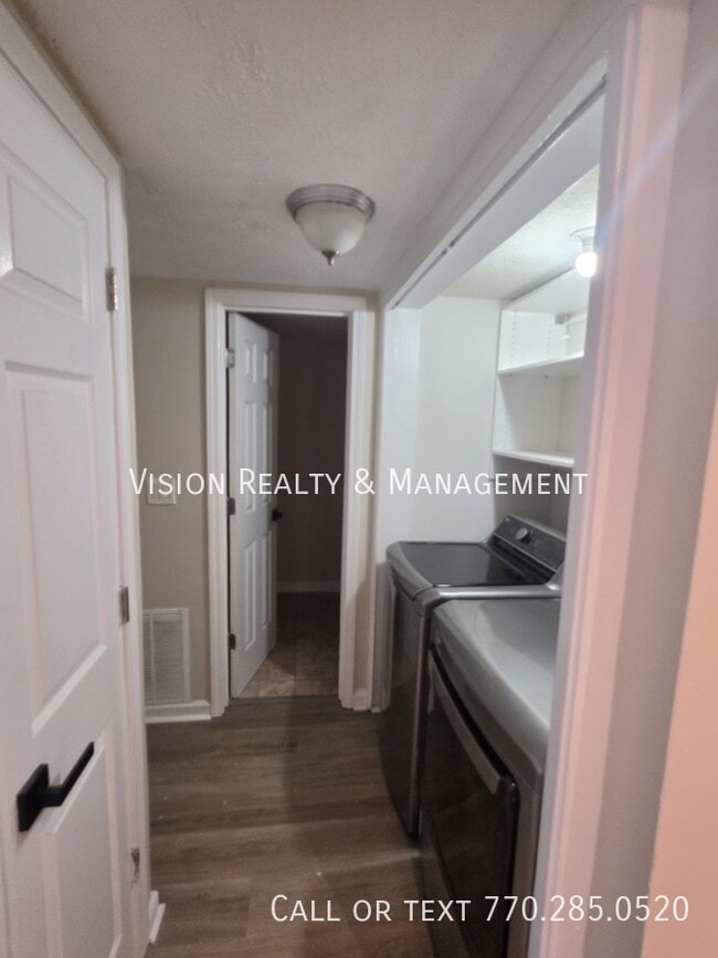 Building Photo - 5025 Brittany Dr