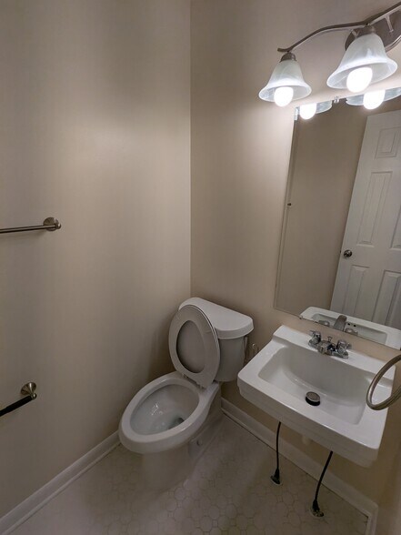 Building Photo - 2207 Spring Park Rd