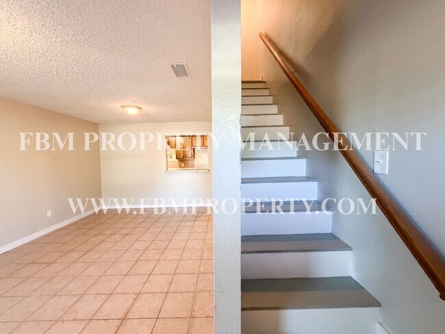 Building Photo - 2541 W Sycamore Ave