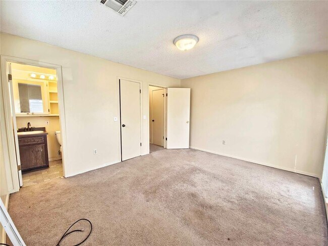 Building Photo - 13917 N Everest Ave