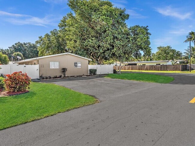 Building Photo - 916 NW 26th St