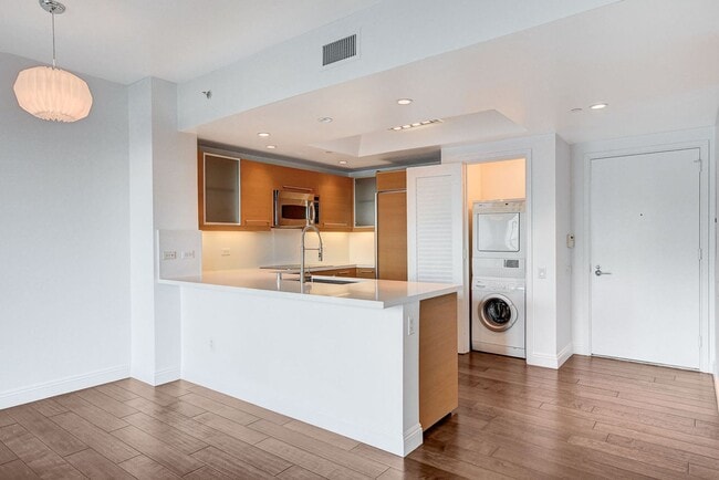 Building Photo - Turnberry Towers 2705W-City/Golf Course Views from this Stunning 1Bd/1.5Ba Residence