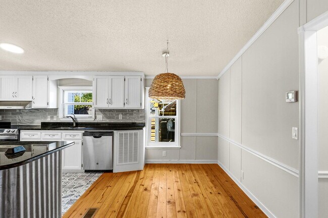 Building Photo - 215 Lee Pl