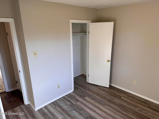 Building Photo - 2220 Ashland Dr