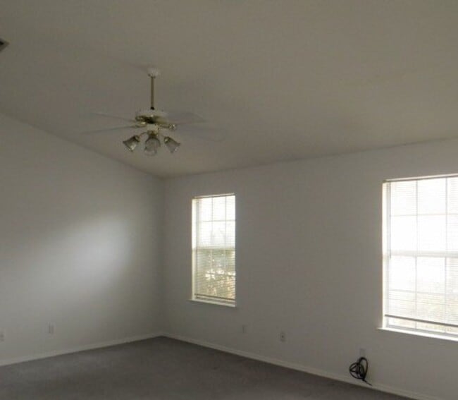 Building Photo - Easy access to shopping & interstate!