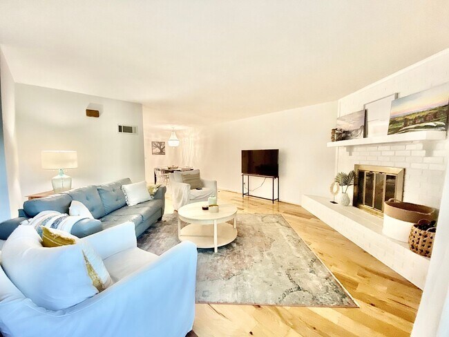 Building Photo - Beautiful Mount Pleasant Townhome