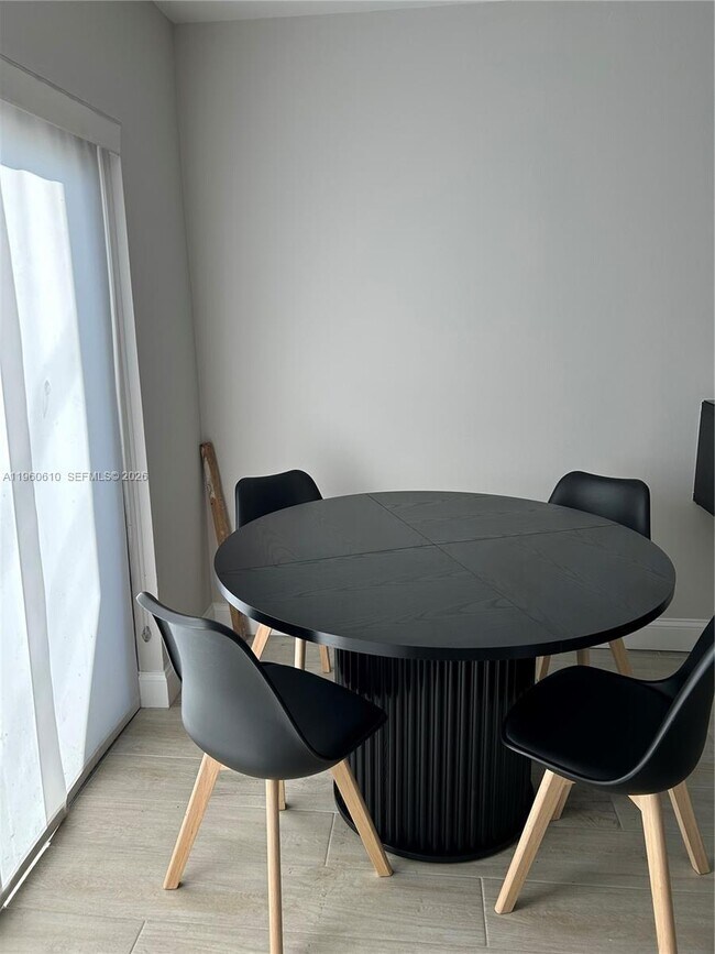 Building Photo - 5555 Ludlam Rd