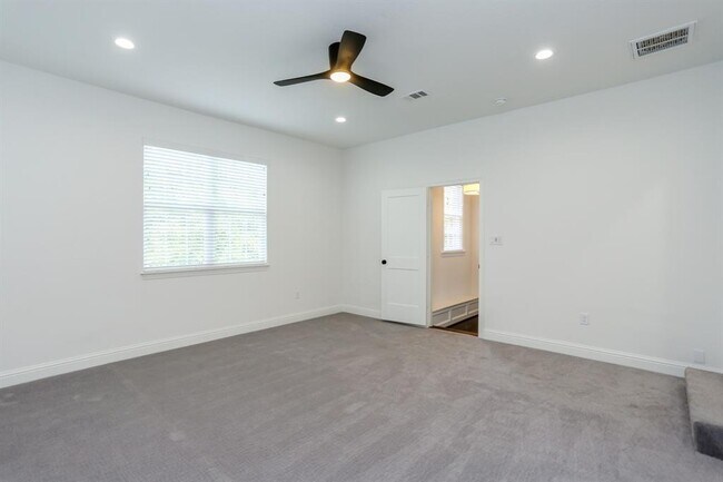 Building Photo - 3125 Wroxton Rd