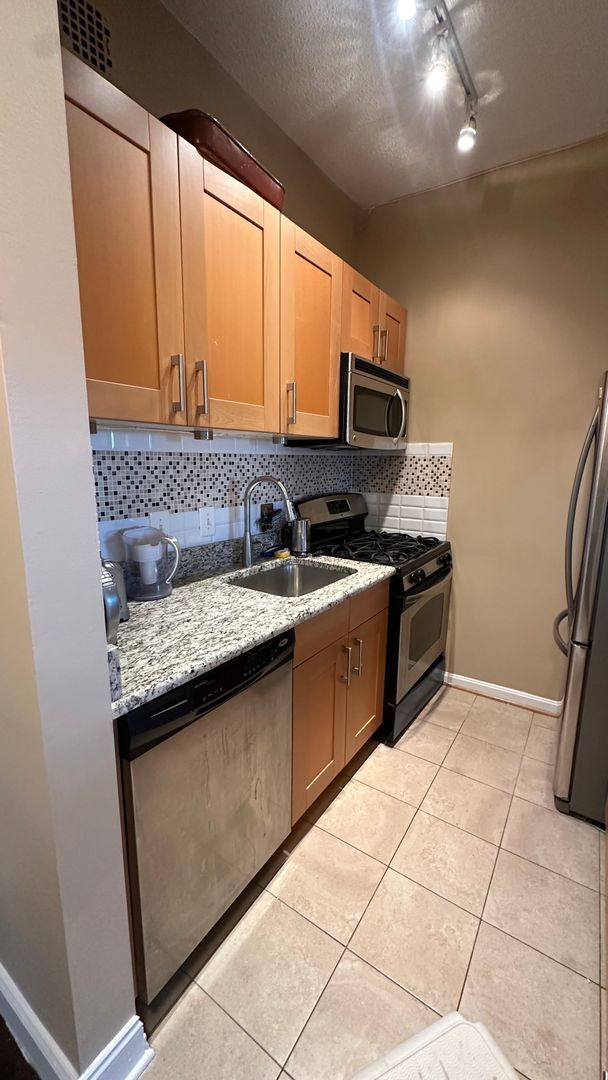 Building Photo - Fantastic Adams Morgan Location!