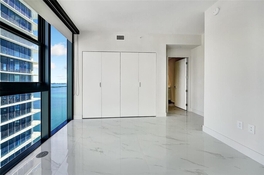 Building Photo - 700 NE 24th St