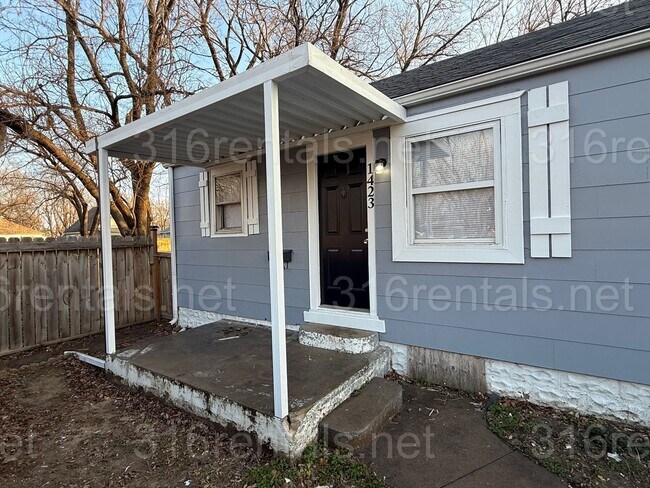 Building Photo - $550 - 1 bed 1 bath Duplex