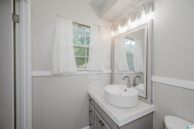 Building Photo - 1440 Hickory Ln