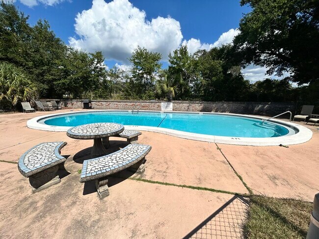 Building Photo - 115 Country Club Dr