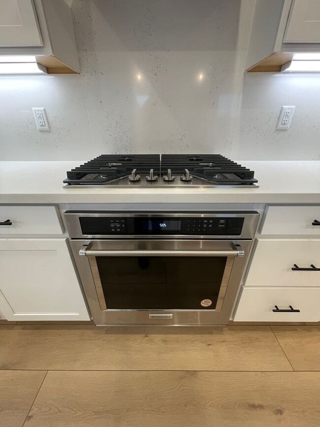 Building Photo - Beautiful new home with open floor plan av...