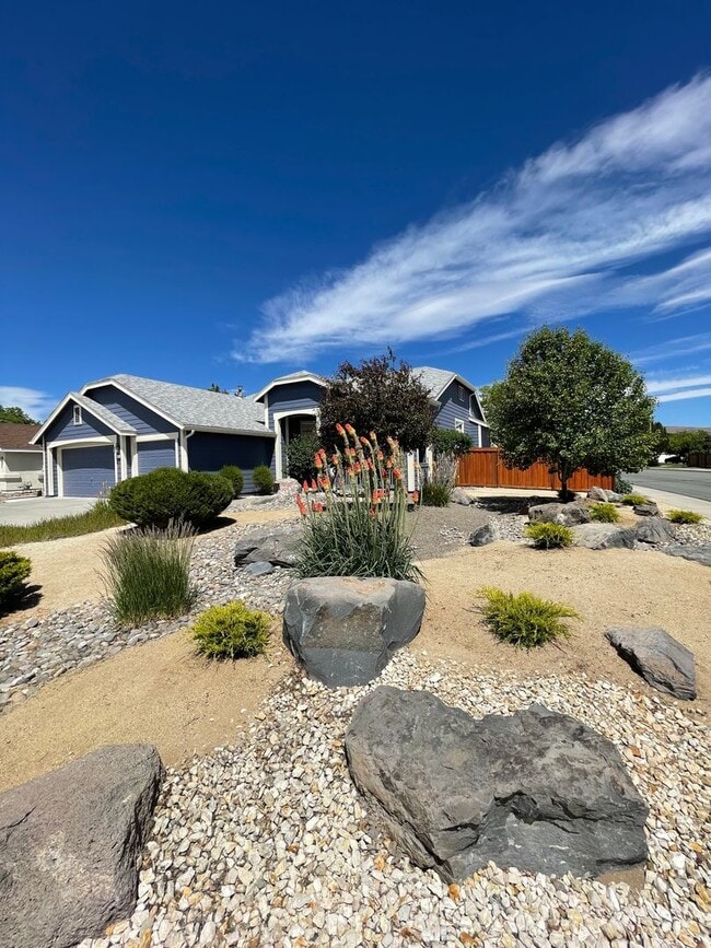 Building Photo - Beautiful 3 Bedrooms, 2 Baths with a 3 Car...