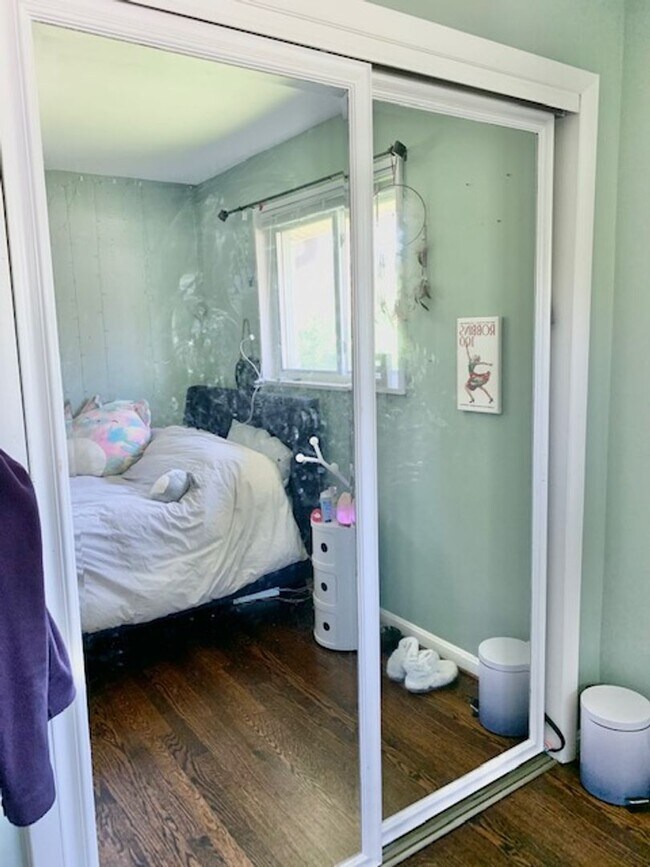 Building Photo - Light filled 2 BR plus 2 rooms, 2 FB including one in finished basement. Great location