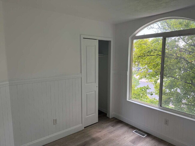 Building Photo - "Charming, newly renovated, 4-Bed, 3-Bath ...