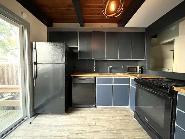 Building Photo - Cozy Portland Home with Spacious Living Room & Fenced Backyard