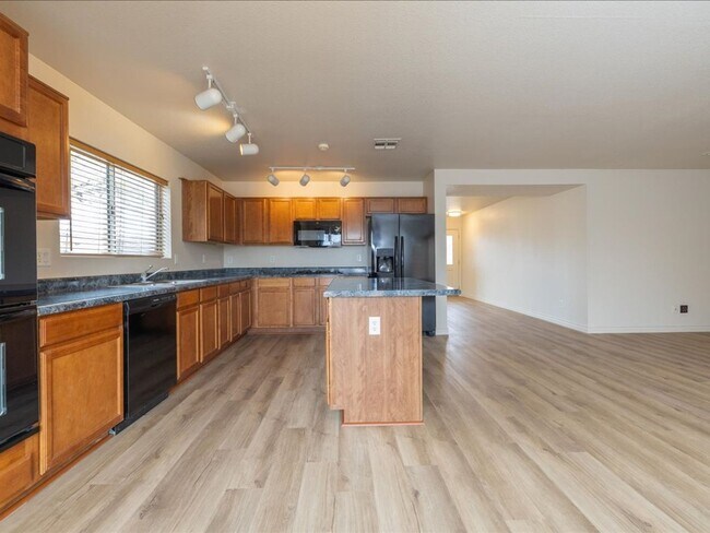 Building Photo - 3 Bedroom 2 Bathroom with Den