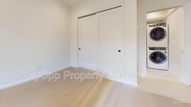 Building Photo - 466 Country Club Dr