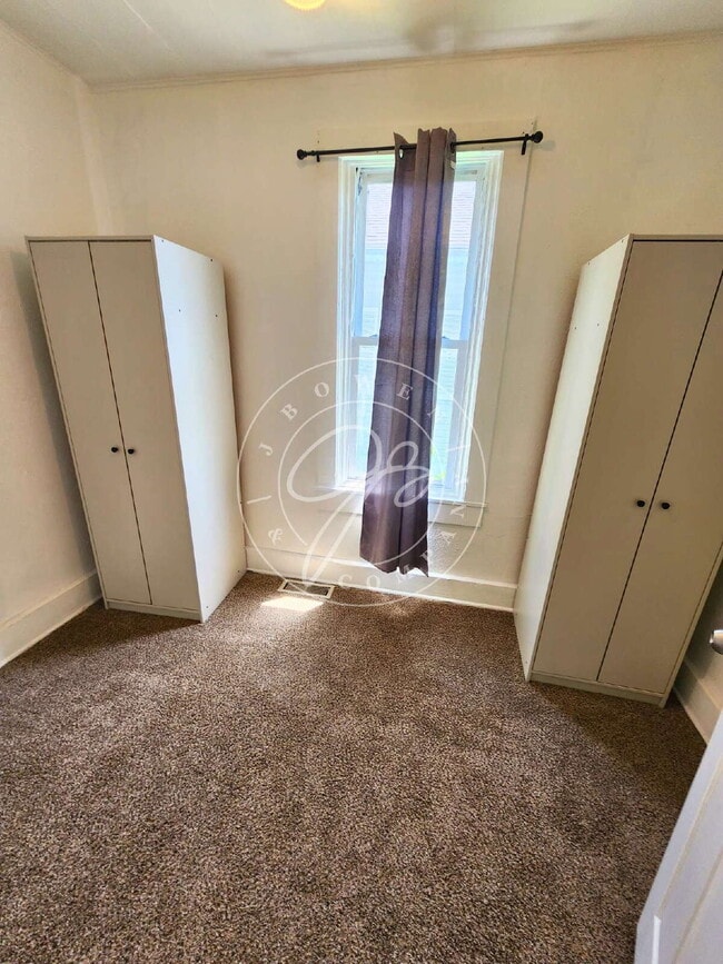 Building Photo - 2 Bedroom | 1 Bathroom | Fenced Yard | Detached Garage