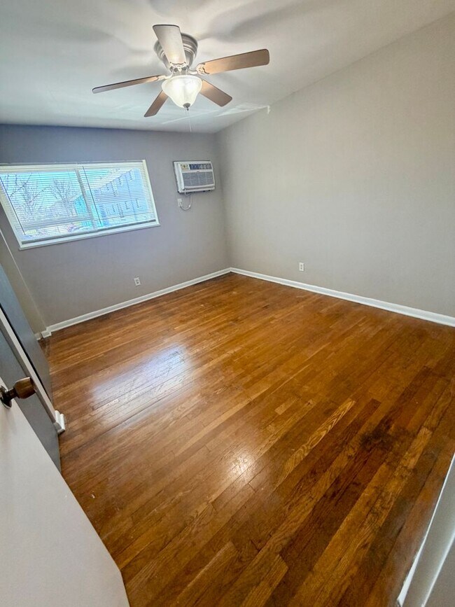 Building Photo - 1568 Alexandria Dr