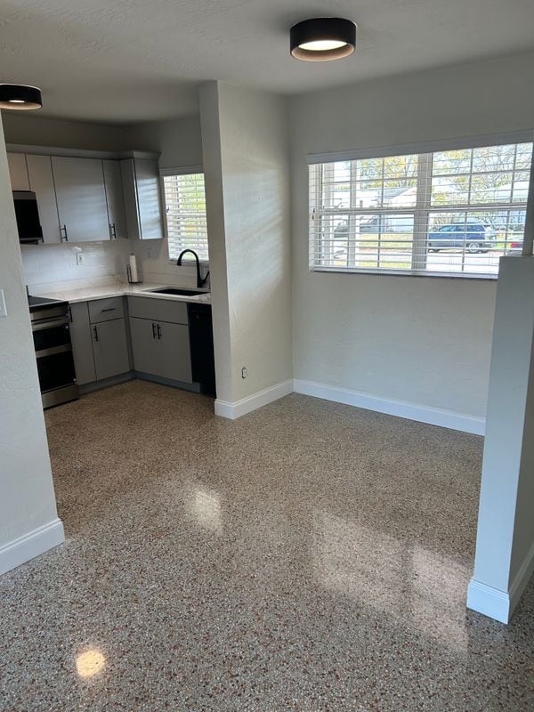 Building Photo - 735 42nd Ave NE