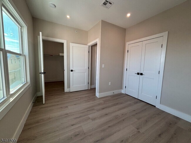 Building Photo - 136 Elm St