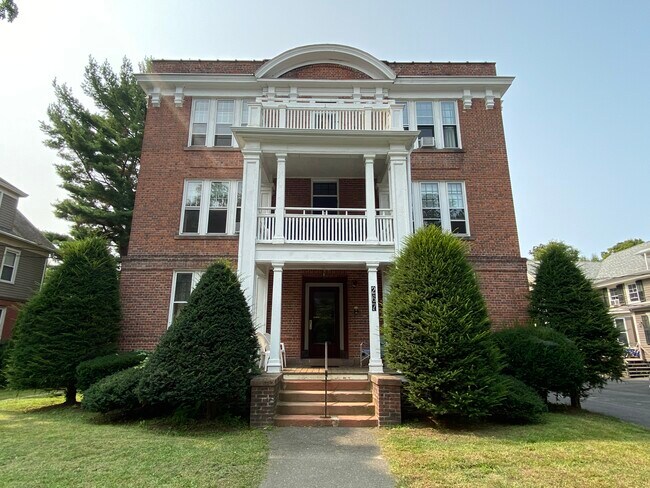 Building Photo - 267 Crescent St