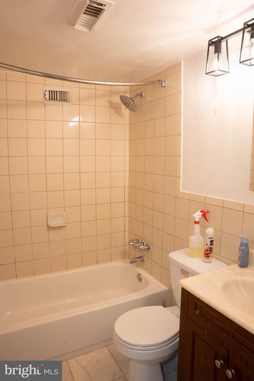 Building Photo - 5801 Quantrell Ave