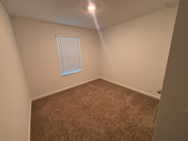 Building Photo - Never-Lived-In 3BR/2.5BA Townhome! Screened Lanai & Pond View!