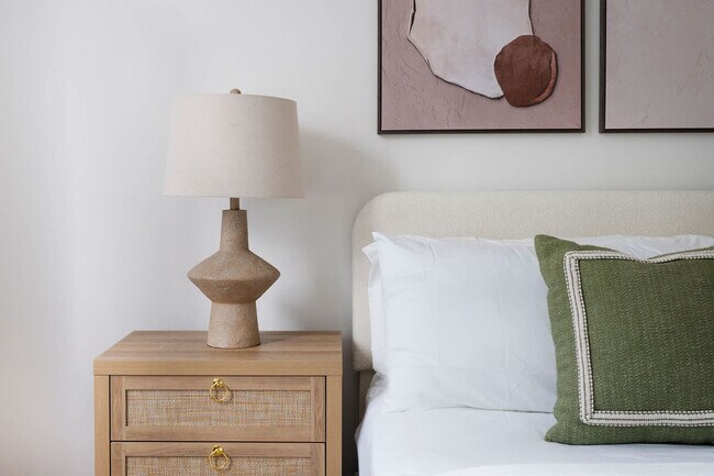 Building Photo - 350 W 43rd St