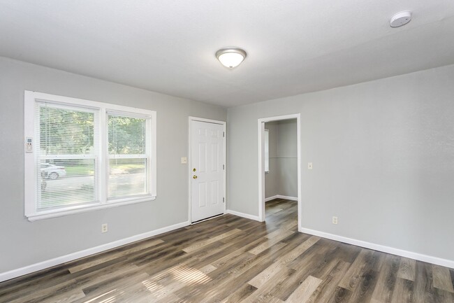 Building Photo - Super Affordable One Bedroom Duplex!