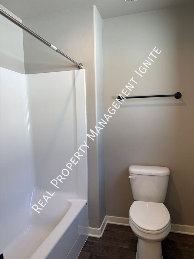 Building Photo - 3751 SW Coyote Ln