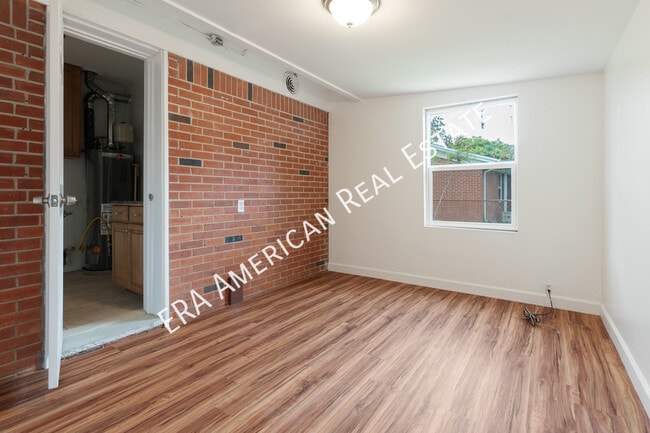 Building Photo - 305 Meggs Dr NE